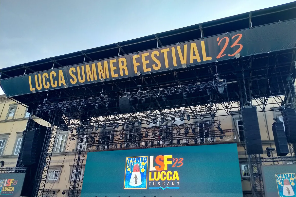 Come sono davvero organizzati i festival musicali estivi in Italia